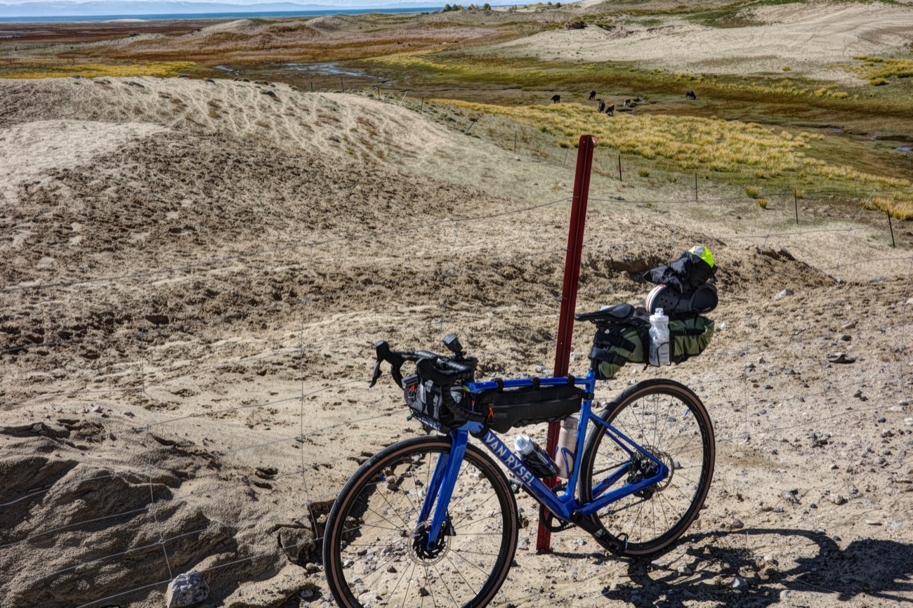 青海湖畔的骑行公路与湖面