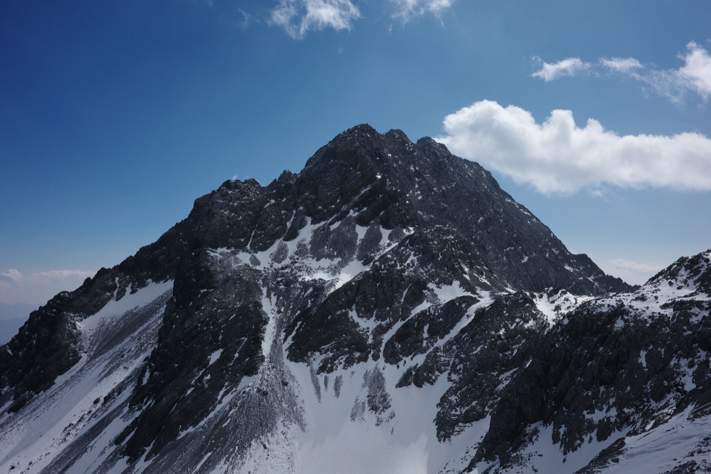 玉龙雪山的雪线与云海